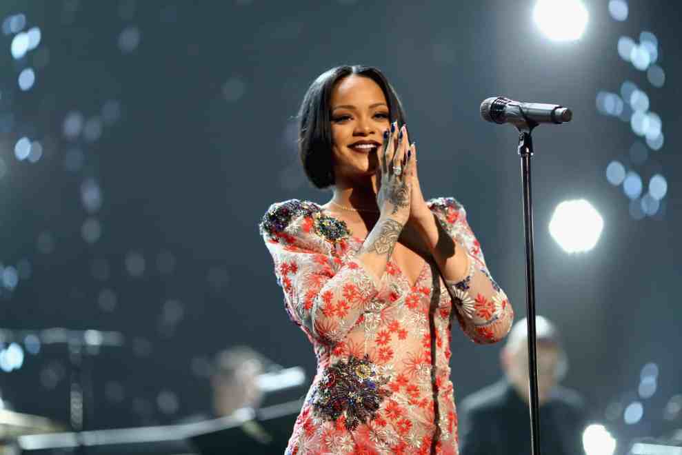 Rihanna Honors Lionel Richie In Marc Jacobs 2016 Daisy Embroidered Dress