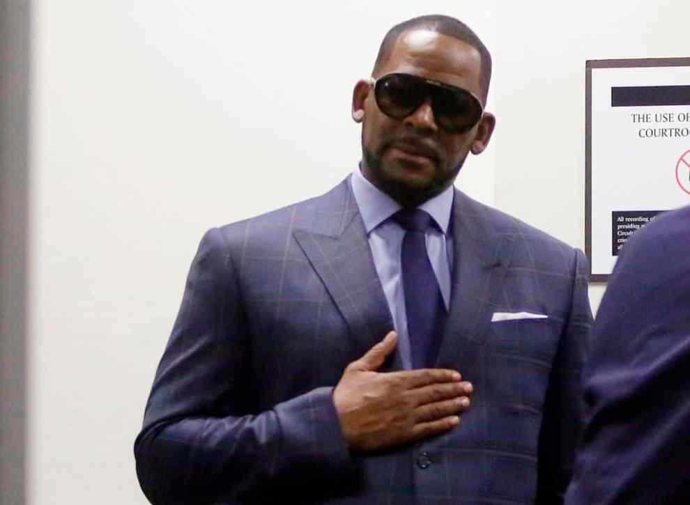 Music artist R. Kelly arrives at the Circuit Court of Cook County
