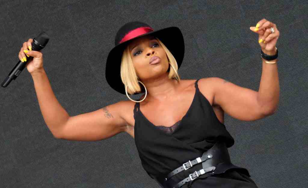 Mary J. Blige Goes Viral Showing Off Toned Abs & Thighs At Her Concert