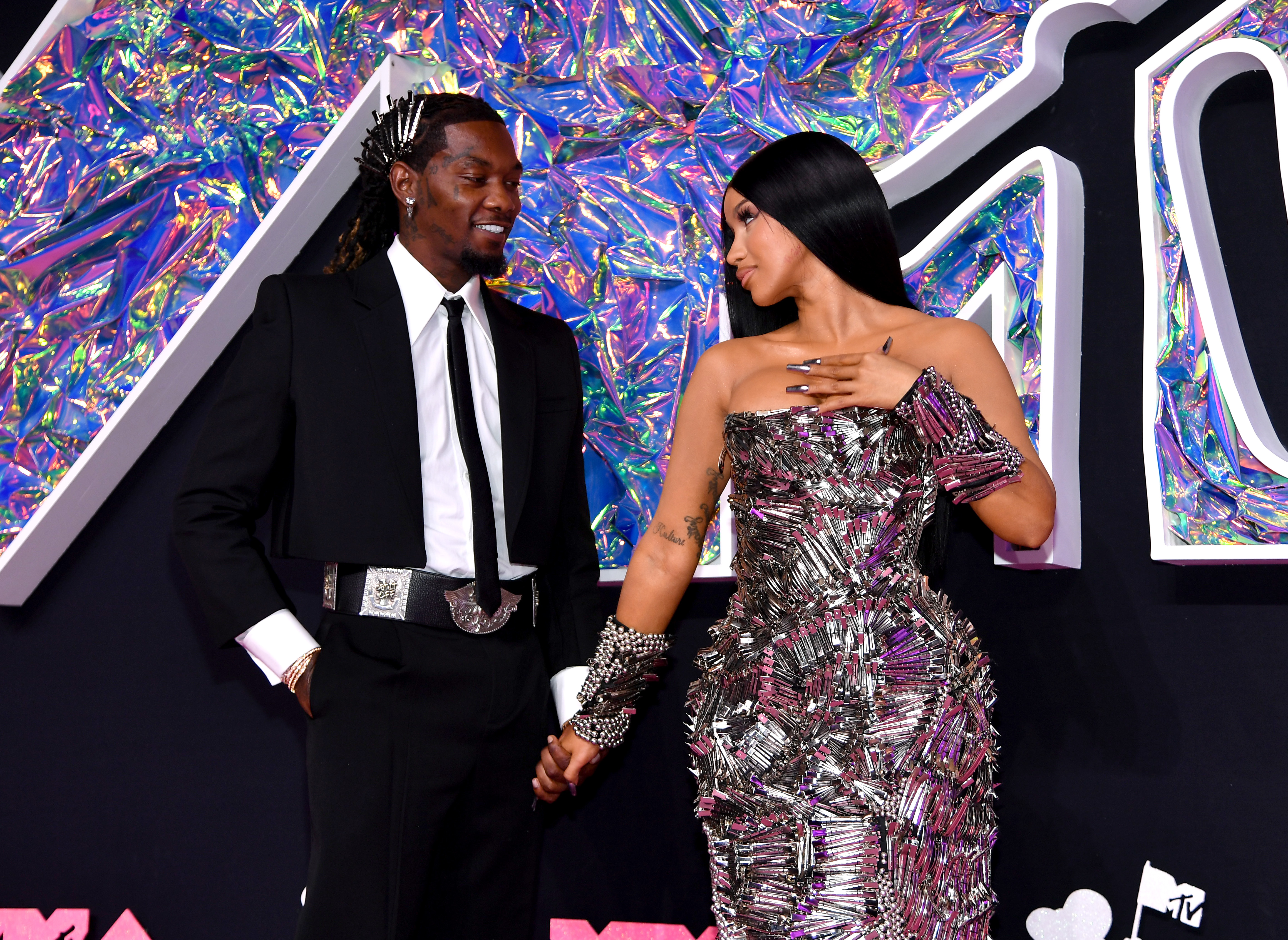 Cardi B And Offset Shows Off Their Sexy 'Bedroom' Moves Backstage At ...