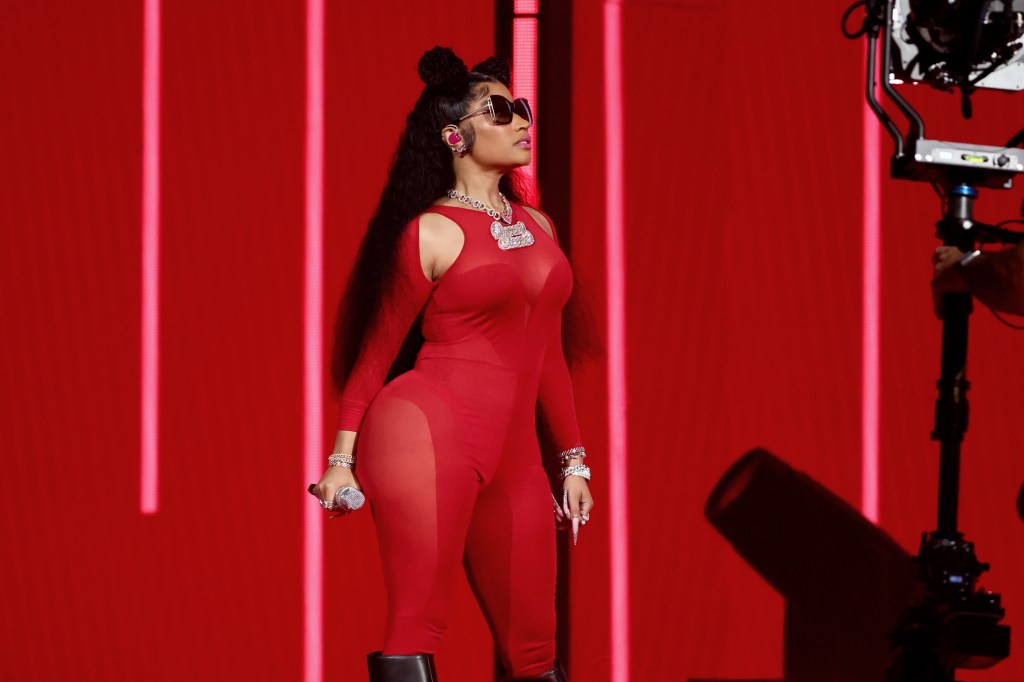 Nicki Minaj Deflects Fan-Thrown Bracelet Onstage & Returns It