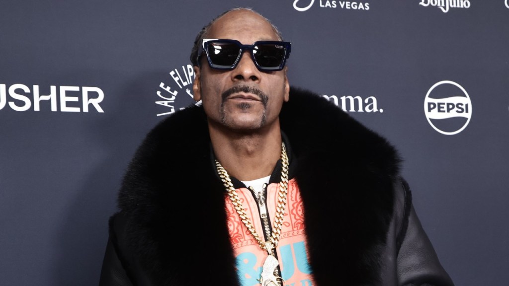 Snoop Dogg & Granddaughter Cozy Up In Adorable Matching Outfits