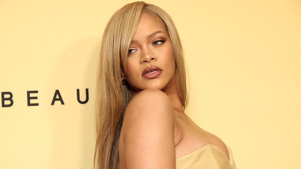 Rihanna Expands Empire With Haircare Line: ‘Fenty Hair Is Pullin Up’