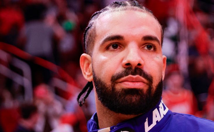 Drake saves football club from bankruptcy